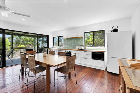 Charming Lakeside Retreat - Melbourne Tourism 3