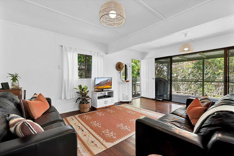 Charming Lakeside Retreat - Melbourne Tourism 2