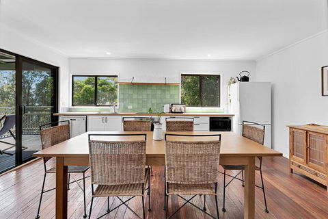 Charming Lakeside Retreat - Melbourne Tourism 4