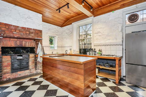 Charming Home In The Heat Of Trendy Fitzroy! - Melbourne Tourism 1