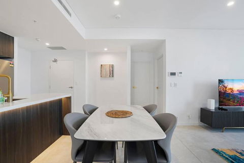 Chic 2BR Apt With Pool Access Close To Parramatta - Melbourne Tourism 3