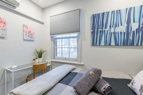 Chic Double Room - AC - Next To Central Station - Nearby CBD USYD UTS Top Viewed Bistros - Shared Bathroom - Melbourne Tourism 2