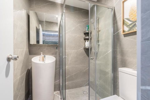 Chic Double Room - AC - Next To Central Station - Nearby CBD USYD UTS Top Viewed Bistros - Shared Bathroom - Melbourne Tourism 3