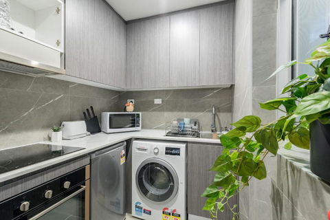 Chic Double Room - AC - Next To Central Station - Nearby CBD USYD UTS Top Viewed Bistros - Shared Bathroom - Melbourne Tourism 4