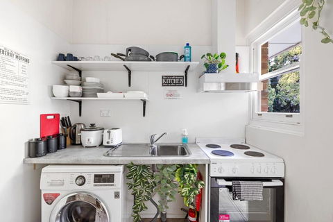 Chic Double Room - Seconds To Transport & Shops - Shared Bathroom - Melbourne Tourism 4