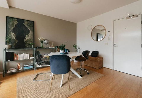 Chic Northside Apartment - Melbourne Tourism 0