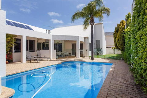 City Beach Coastal Family Home With Pool & Sauna - Melbourne Tourism 0