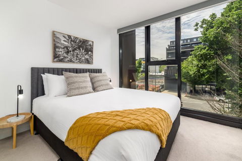 Chic 3-Bed In Central With Pool, Sauna And Gym - Melbourne Tourism 3