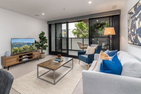 Chic 3-Bed In Central With Pool, Sauna And Gym - Melbourne Tourism 0