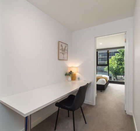 Chic 3-Bed In Central With Pool, Sauna And Gym - Melbourne Tourism 1