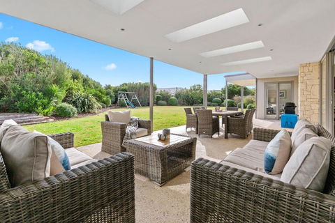 Coastal Chic - Melbourne Tourism 0