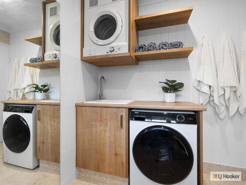 Coastal Creekfront With Pontoon Access - Melbourne Tourism 3