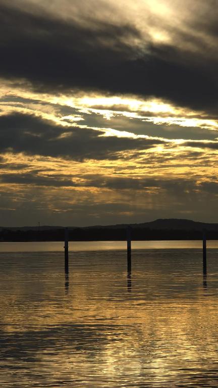 Coastal Hideaway By Lake - Melbourne Tourism 2