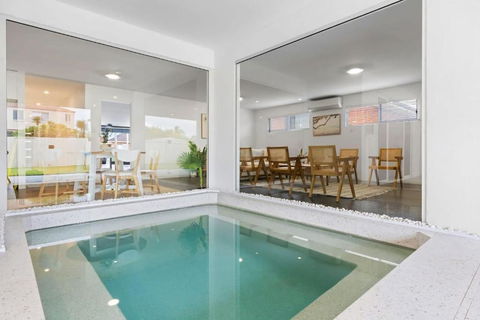 Coastal Retreat Plunge Pool With Pool Table - Melbourne Tourism 2