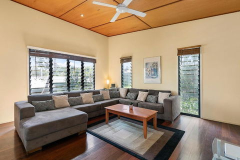 COASTING - Straddie Style Beach House - Melbourne Tourism 4
