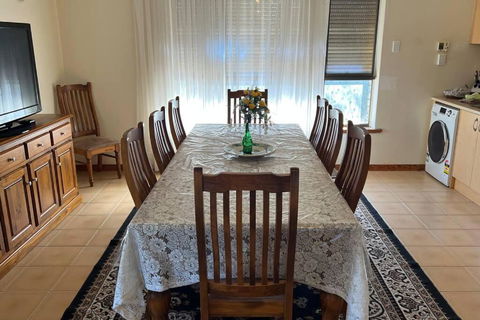 Croydon Beautiful Entire Top Floor 200sqm - Melbourne Tourism 4