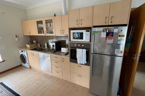 Croydon Beautiful Entire Top Floor 200sqm - Melbourne Tourism 3