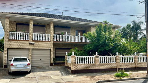 Croydon Beautiful Entire Top Floor 200sqm - Melbourne Tourism 0