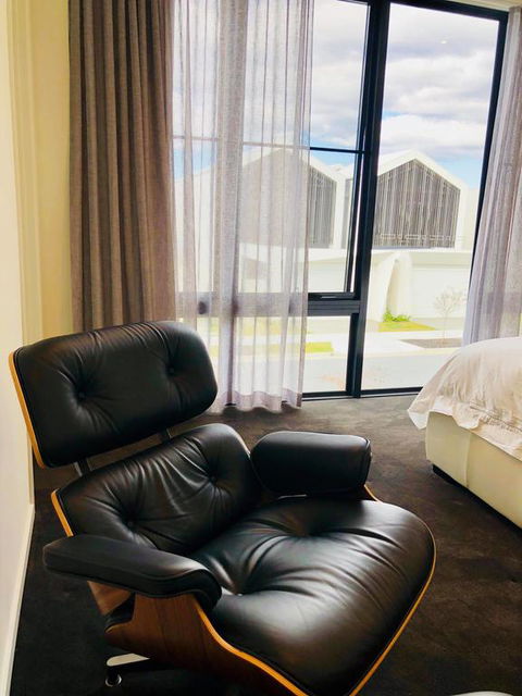 3 Bedroom Executive Luxury Beachside Townhouse - Melbourne Tourism 3