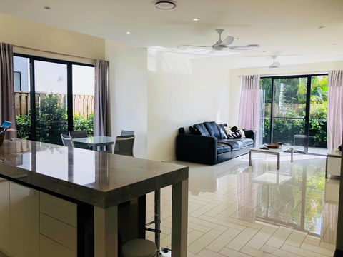 3 Bedroom Executive Luxury Beachside Townhouse - Melbourne Tourism 0
