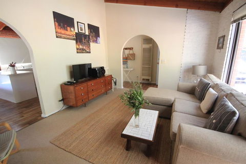 32 Owarra Street - Melbourne Tourism 3