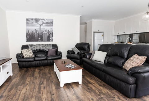 4 Bedroom Inner City Townhouse - SLEEPS 9 !! - Melbourne Tourism 0