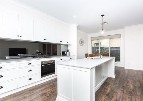 4 Bedroom Inner City Townhouse - SLEEPS 9 !! - Melbourne Tourism 1