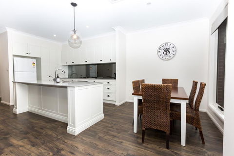 4 Bedroom Inner City Townhouse - SLEEPS 9 !! - Melbourne Tourism 3