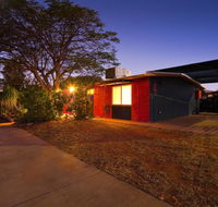4 Page Street - Colourful and Shady 3-Bedroom Home - Melbourne Tourism
