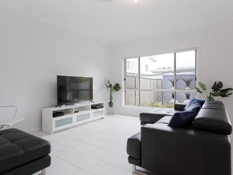 5B BENT STREET - LARGE HOUSE WITH DUCTED AIR CON, WIFI & FOXTEL - Melbourne Tourism 1