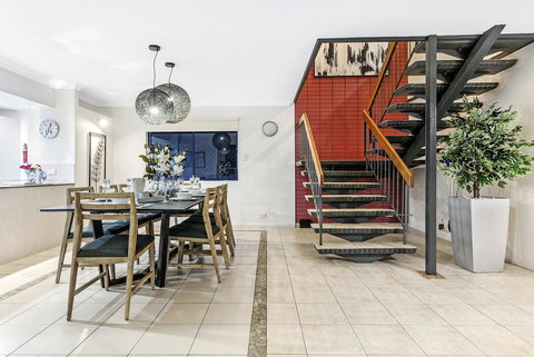 7 Bedroom Gold Coast Luxury Waterfront Home With Pool, Sleeps 20! - Melbourne Tourism 1