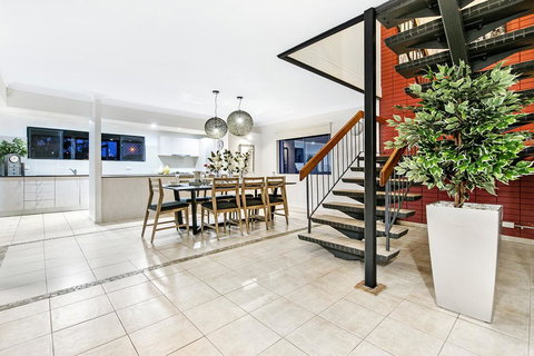 7 Bedroom Gold Coast Luxury Waterfront Home With Pool, Sleeps 20! - Melbourne Tourism 0
