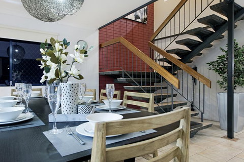 7 Bedroom Gold Coast Luxury Waterfront Home With Pool, Sleeps 20! - Melbourne Tourism 3