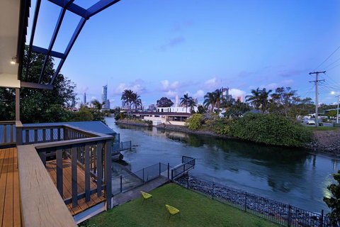 7 Bedroom Gold Coast Luxury Waterfront Home With Pool, Sleeps 20! - Melbourne Tourism 2