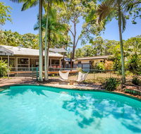 8 Satinwood Drive - Rainbow Shores Architecturally Designed Pool Walk to Beach - Melbourne Tourism