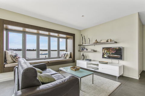 A Window On The Bay - Melbourne Tourism 3
