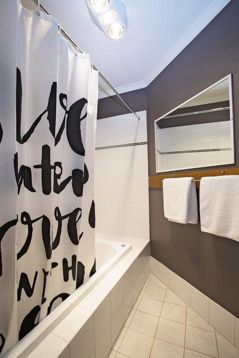 Acacia 2 - Luxurious Holiday Townhouse - Melbourne Tourism 3