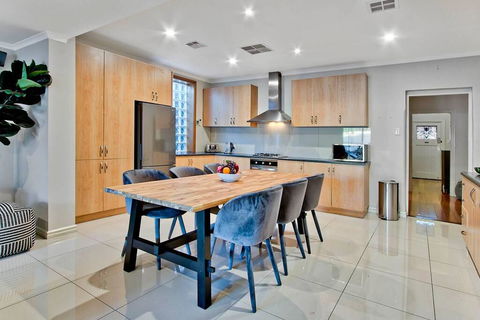 Adelaide 4 Bedroom House With Pool - Melbourne Tourism 2