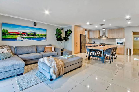 Adelaide 4 Bedroom House With Pool - Melbourne Tourism 0