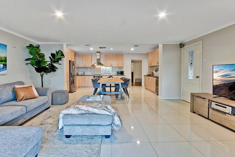 Adelaide 4 Bedroom House With Pool - Melbourne Tourism 3