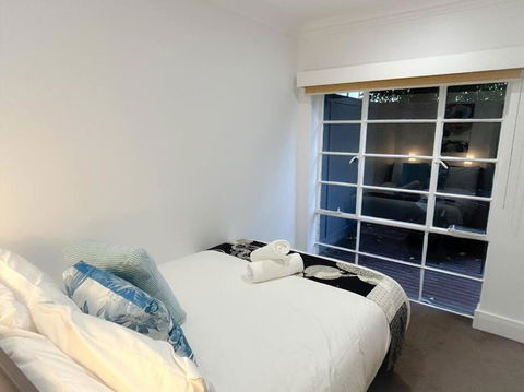 East Melbourne Unit With Courtyard - Melbourne Tourism 3
