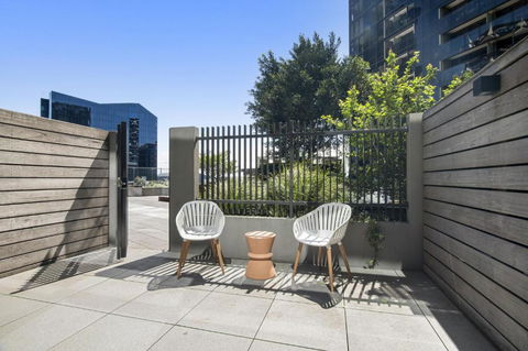 Fabulous 1-Bed With Pool And Private Courtyard - Melbourne Tourism 3