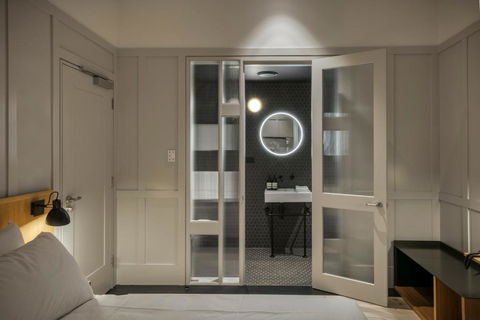 Farmers Home Hotel - Melbourne Tourism 4