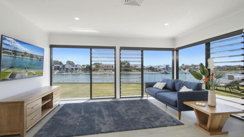 FLOATING ON THE CANALS - 80 COMMODORE CRES - Melbourne Tourism 2