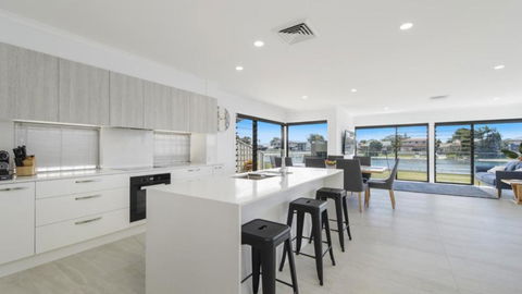 FLOATING ON THE CANALS - 80 COMMODORE CRES - Melbourne Tourism 4