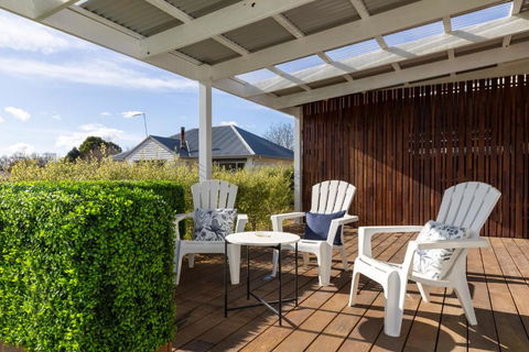 FOREST CORNER - 3 BEDROOM WEATHERBOARD, TRENTHAM - Melbourne Tourism 2