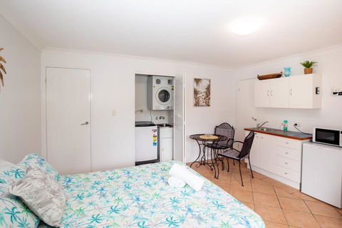 GORGEOUS STUDIO + 100M TO BEACH + POOL - Melbourne Tourism 4