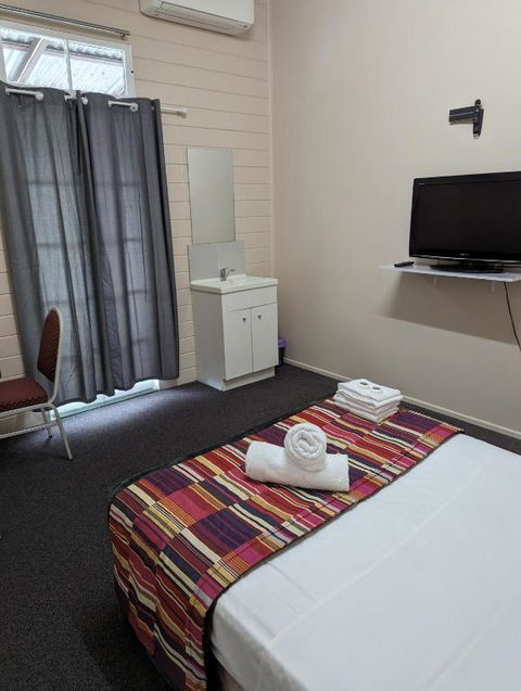 GRAND CENTRAL HOTEL PROSERPINE - Melbourne Tourism 3
