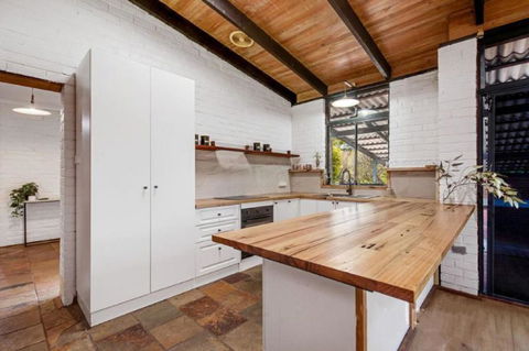 Hillside Retreat- Your Tranquil Home Away - Melbourne Tourism 1