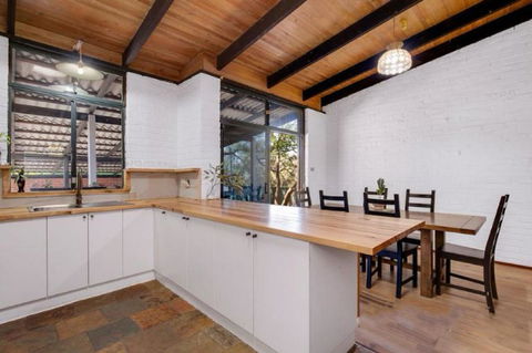 Hillside Retreat- Your Tranquil Home Away - Melbourne Tourism 3